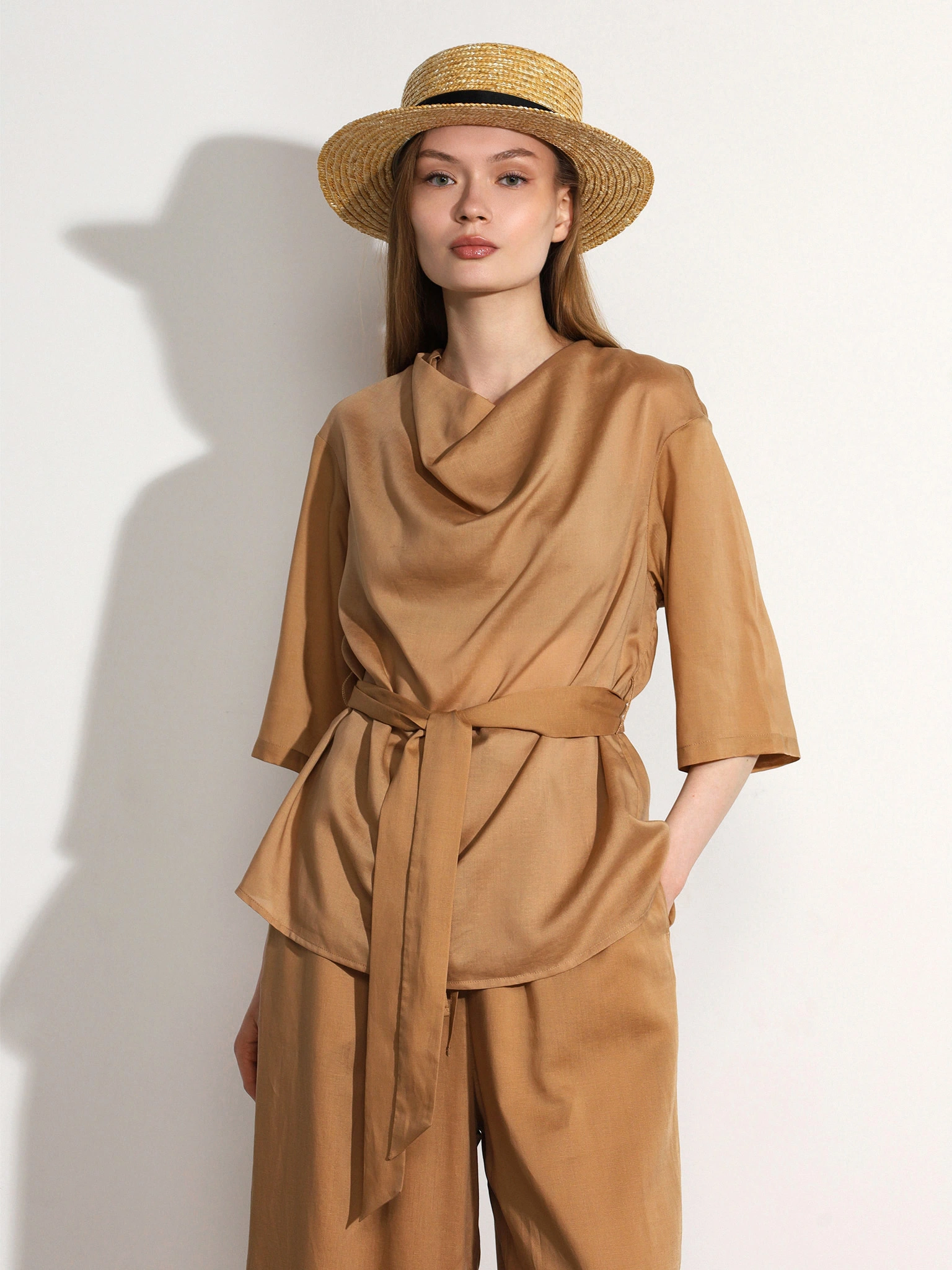 Блуза светло-коричневого цвета с поясом